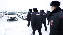 Вячеслав Гладков вручил ключи от четырёх служебных автомобилей алексеевским участковым