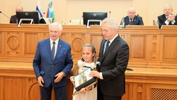 Губернатор наградил юную читательницу из Алексеевки за победу в региональном конкурсе