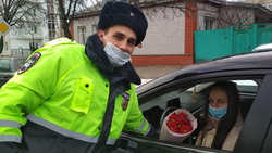 Алексеевские полицейские поздравили женщин-водителей с Днём матери