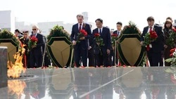 Вячеслав Гладков возложил цветы к Вечному огню с китайкой делегацией