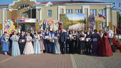 Глава администрации Красненского района вручил медали выпускникам школ