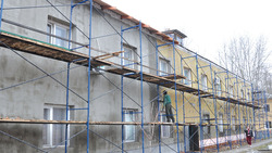 Строители начали капитальный ремонт в многоквартирном жилом доме в Алексеевке 