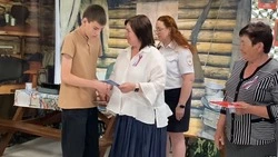 Вручение первых паспортов юным алексеевцам прошло в муниципалитете