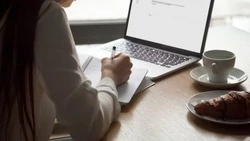 Специалист управления соцзащиты Алексеевки напомнила жителям о льготах ветеранов боевых действий