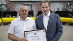Вячеслав Гладков передал главе Красненского района сертификат на новую коммунальную технику 