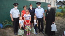 Алексеевские полицейские помогли многодетным семьям подготовиться к 1 сентября