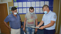 Представители общественности от ОМВД помогли жителю Алексеевки оформить госуслугу