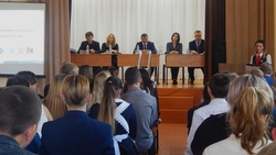 Директор белгородского института выступил перед алексеевскими старшеклассниками