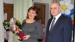 Глава Красненской администрации вручил Почётный знак «Материнская слава» жительнице района
