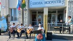 Алексеевская школа искусств провела уличный концерт в День славянской письменности и культуры