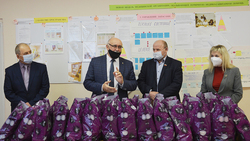 Председатель регионального парламента вручила подарки медикам Красненского района