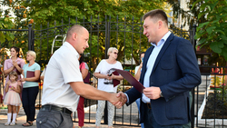 Станислав Сергачев наградил жителей Алексеевки за помощь в устранении последствий ливня