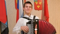 С гармошкой с юных лет. Как юный красненский музыкант приобрел известность