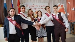 Глава администрации Красненского района поздравил выпускников с окончанием школы