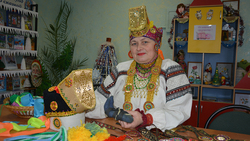Жительница Хмелевого Красненского района научилась создавать элементы народных костюмов