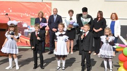 Глава администрации Алексеевского горокруга посетил линейку в средней школе №7
