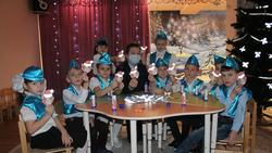 Воспитанники Алексеевского детсада №2 сделали световозвращающую ёлку