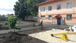 Строители завершают благоустройство территории многоквартирного дома в красненском селе Новоуколово
