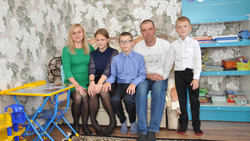 Алексеевская многодетная семья получила ключи от нового жилья