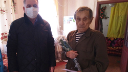 Начальник Алексеевской соцзащиты поздравил труженика тыла Григория Иващенко с 90-летием