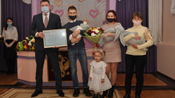 Глава администрации Алексеевского горокруга вручил многодетной семье 1 млн рублей