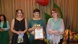 Представительницы сферы обслуживания приняли участие в конкурсе на лучшую дамскую причёску