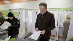Вячеслав Гладков вместе с супругой проголосовали на выборах Президента РФ