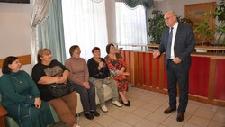 Красненцы поздравили пожилых жителей муниципалитета с праздником 