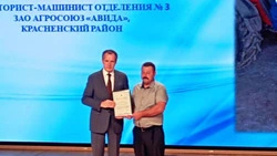Краснеский механизатор получил министерскую благодарность из рук губернатора Вячеслава Гладкова