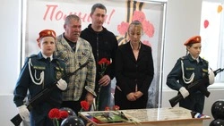 Сын. Выпускник. Солдат. Как алексеевцы открывали Парту Героя в Меняйловской школе