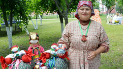 Краснеская журналист приняла участие в мастер-классе известной в районе кукольницы