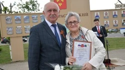 Глава администрации Красненского района поздравил Почётного гражданина района 