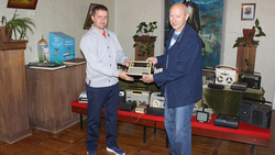 Москвич передал в дар Мухоудеревскому музею коллекцию аудиоаппаратуры