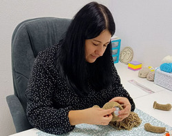 Жительница Алексеевки открыла студию по обучению вязанию детей и взрослых