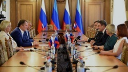 Вячеслав Гладков подписал соглашение с главами нескольких районов ЛНР