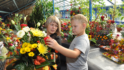 Учащиеся городских школ и их преподаватели стали участниками цветочной выставки
