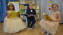 Родители и дети прочитали стихи на литературном празднике в Красненском районе