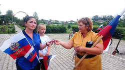 Красненские активисты раздали более 500 ленточек-триколоров жителям муниципалитета в День флага РФ