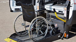 Инвалиды округа получили возможность пользоваться специализированным автотранспортом