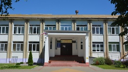 Депутат областной Думы выделила средства на ремонт крыши Горской школы Красненского района
