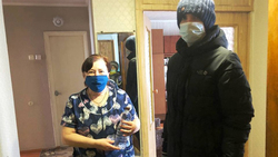 Алексеевские соцработники доставили крещенскую воду инвалидам на дом