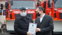 Губернатор вручил главе Алексеевского горокруга 12 ключей от снегоуборочной техники
