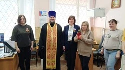 Благочинный Красненского церковного округа передал районным организациям частицу Благодатного огня