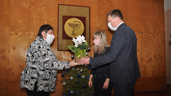 Представители Белгородской облдумы вручили подарки алексеевским и красненским медикам