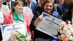 Вячеслав Гладков вручил сертификаты 54 победителям в рамках регионального форума ТОС