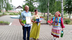 Краснеская соцзащита населения и отдел ЗАГС наградили лучшие семьи района