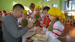 Жители Красненского района посетили мастер-классы местных умельцев