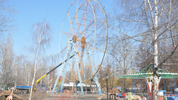 Монтажники строительной организации демонтировали колесо обозрения в городском парке