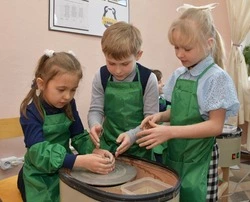 Оживает глина в руках детей. Как в Красненском районе появилась гончарная мастерская