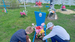 Меняйловские волонтёры Алексеевского горокруга навели порядок на могиле ветерана ВОВ